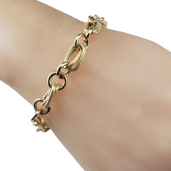 18 Karat Yellow Gold Textured Oval and Circle Link Bracelet #20588 - Picture 7 of 7